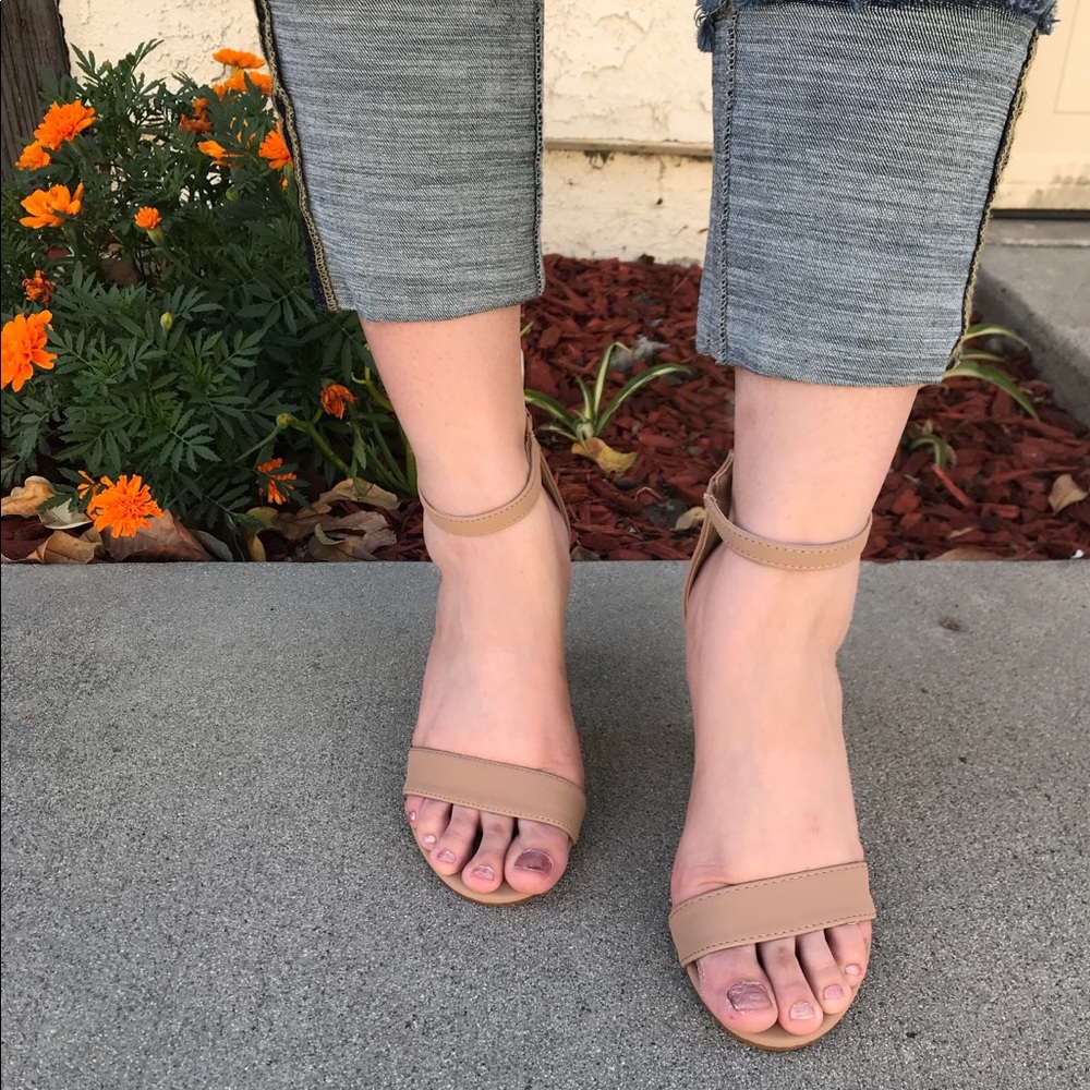 Fashion Women’s Ankle Strap Heel Sandal -Tan - Picture 2 of 2